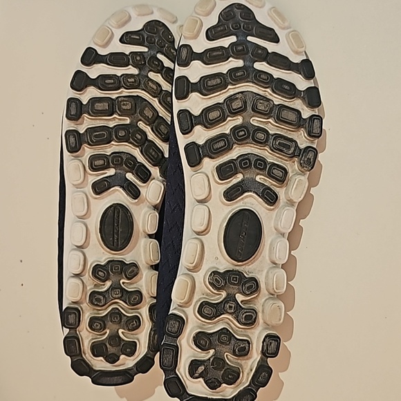 Woman Skechers memory foam US7.5 Slip on ultra lightweight - Picture 5 of 10